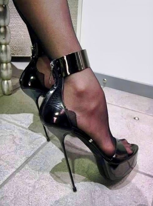 Topuklu kadın ayakkabısı düşkünlüğüm
